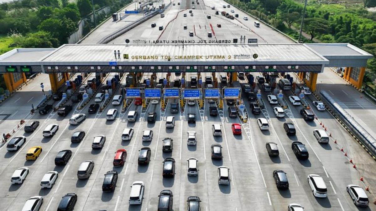 Le contre-afflux de la route à péage de Cikampek à Jakarta est de retour en vigueur