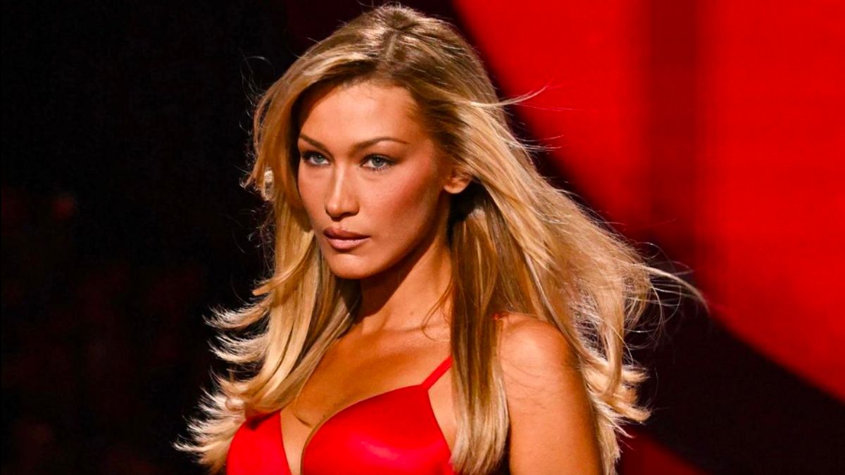 Pulih dari Sakit, Bella Hadid Tampil Memukau dengan Dua Lingerie di Victoria’s Secret Fashion Show 2025