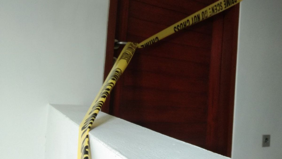 殺される前に、ドウィ・ファリカ・レスタリはコスニャの部屋で5人のゲストを受け取りました 