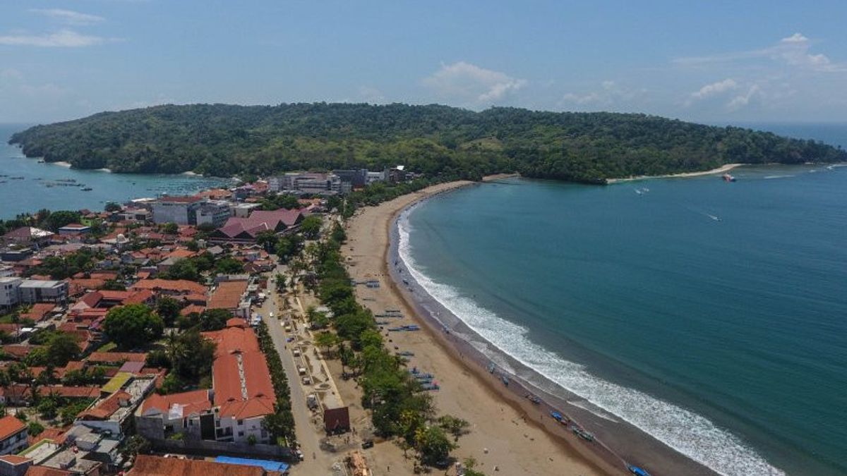 Luhut Soroti Pantai Pangandaran yang Penuh dan Tingkat Okupansi Hotel Tinggi: Pemda Harus Tindak Tegas Pelanggar PPKM