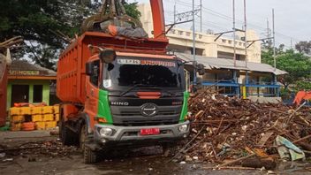 Pintu Air Manggarai Siaga 3, UPK Badan Air Angkut 250 Kubik Sampah Kiriman Depok