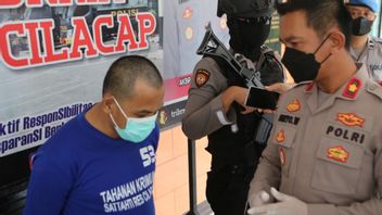 Men In Cilacap Accompanied By Residents After Jebol Genteng Indomaret Through Mangga Tree