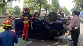 Mobil Pengangkut Uang Terjungkal di Jalan I Gusti Ngurah Rai Klender, Satu Anggota Polisi Terluka