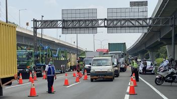 Uji Coba Ganjil-genap di Tol Jakarta- Cikampek Tersendat di KM 13