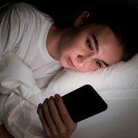 Kenapa Sering Menunda Tidur Demi ’Me Time’? Ini Penjelasan Psikologinya