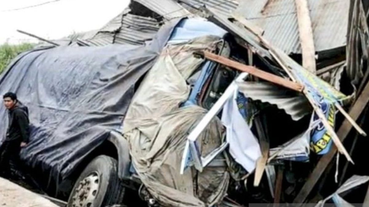 Fuel Truck Hits Residents' Houses In Palembang, Driver Called Police Sleepy
