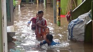 Banjir di Kampung Melayu Capai 2 Meter, Warga Mengungsi di Gedung SD