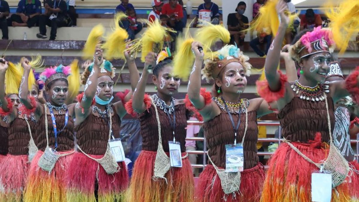 Akhokoy Dance From Sentani Traps PON Audience At GOR Toware, This Is Its Philosophical Meaning