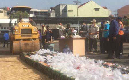 Pemkab Cianjur Musnahkan Ribuan Botol Miras dan Obat Terlarang