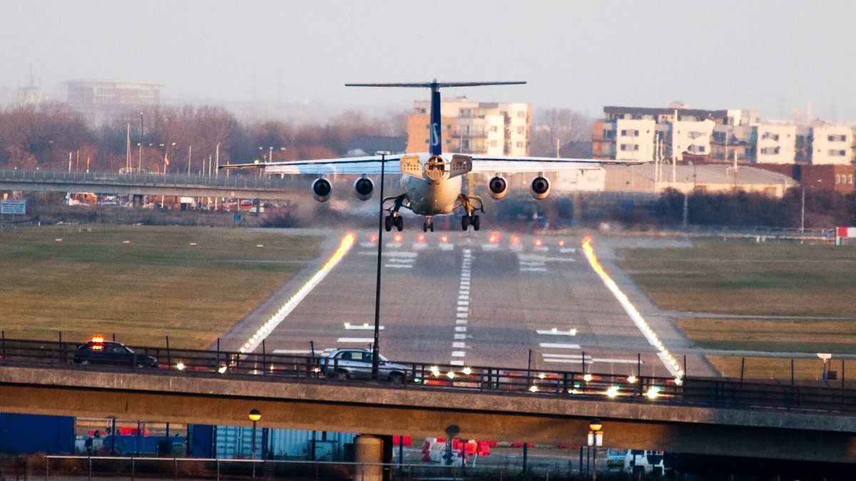 正式来说，伦敦城市机场是第一个使用虚拟飞机交通引导系统的机场
