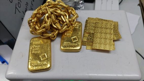 Wearing A Gold Chain Necklace Worth US$74,000, This Airplane Passenger Was Directly Checked By Airport Officers
