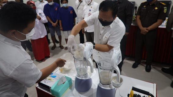 Ditresnarkoba Banten La Police Utilise De L’eau Chaude Et Un Mélangeur Pour Détruire 270,22 Grammes De Méthamdétamine