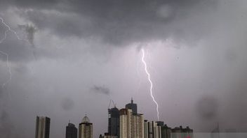 BMKGは、金曜日の午後、ジャボデタベックで雷を伴う雨の可能性を警告