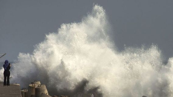 Waspadai Gelombang Sangat Tinggi Berpeluang Menghampiri Laut Selatan Jawa Barat