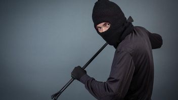 CCTVに記録された、オーナーが眠っている間にボボルワルンケロントンを着用していない男
