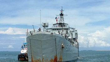 KRI Teluk Ende Lance à Sulbar Apporter Des Bénévoles Et De L’assistance Logistique 