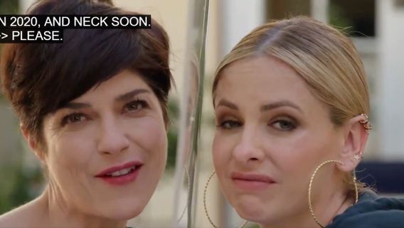 Sarah Michelle Gellar dan Selma Blair Reka Ulang Ciuman <i>Cruel Intention</i> dengan Sentuhan Tahun 2020