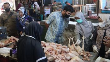 حكومة مدينة بيكالونجان تشرف على السوق: العثور على سعر اللحوم روبية 120 ألف روبية للكيلوغرام الواحد ، وبعضها يباع فاسدا