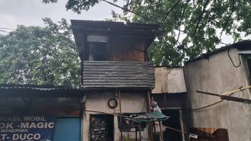 普拉穆卡街上的居民住宅在被闪电击中后着火