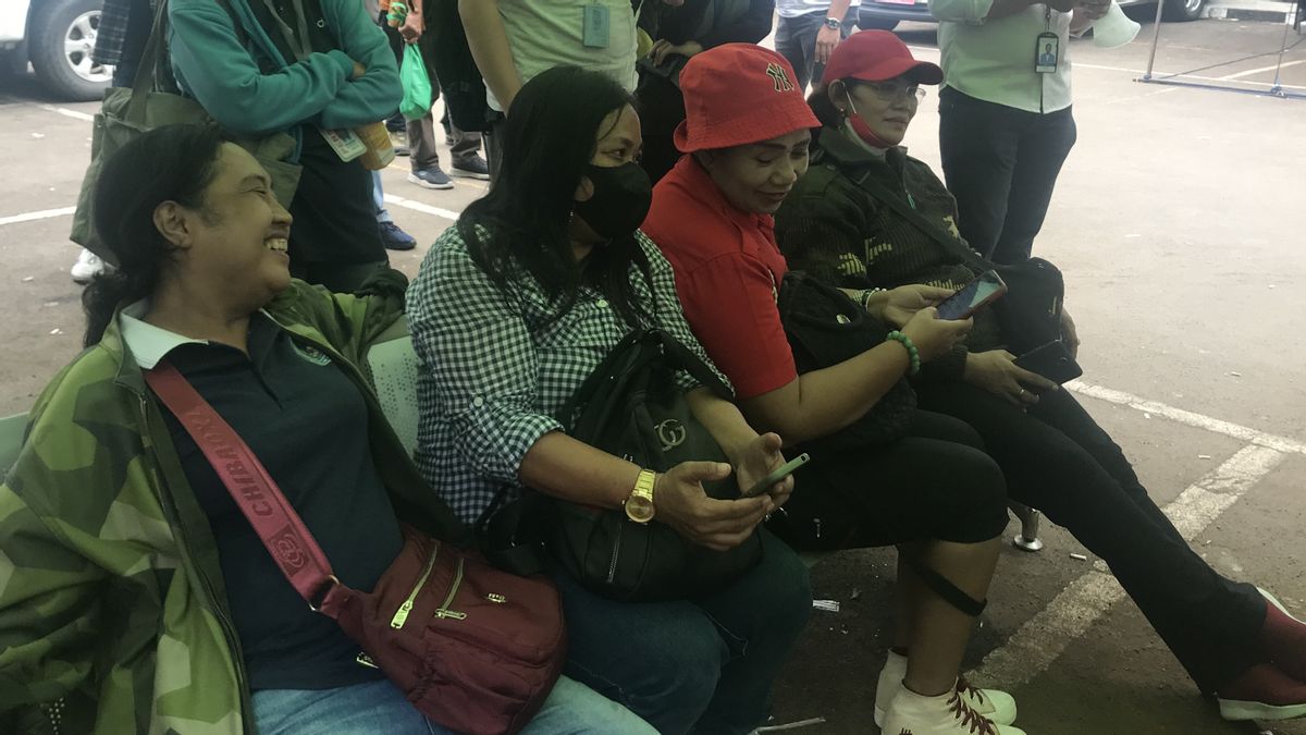 Curious! Housewives Watch Ferdy Sambo's Live Session At The South Jakarta District Court Building Court Yard