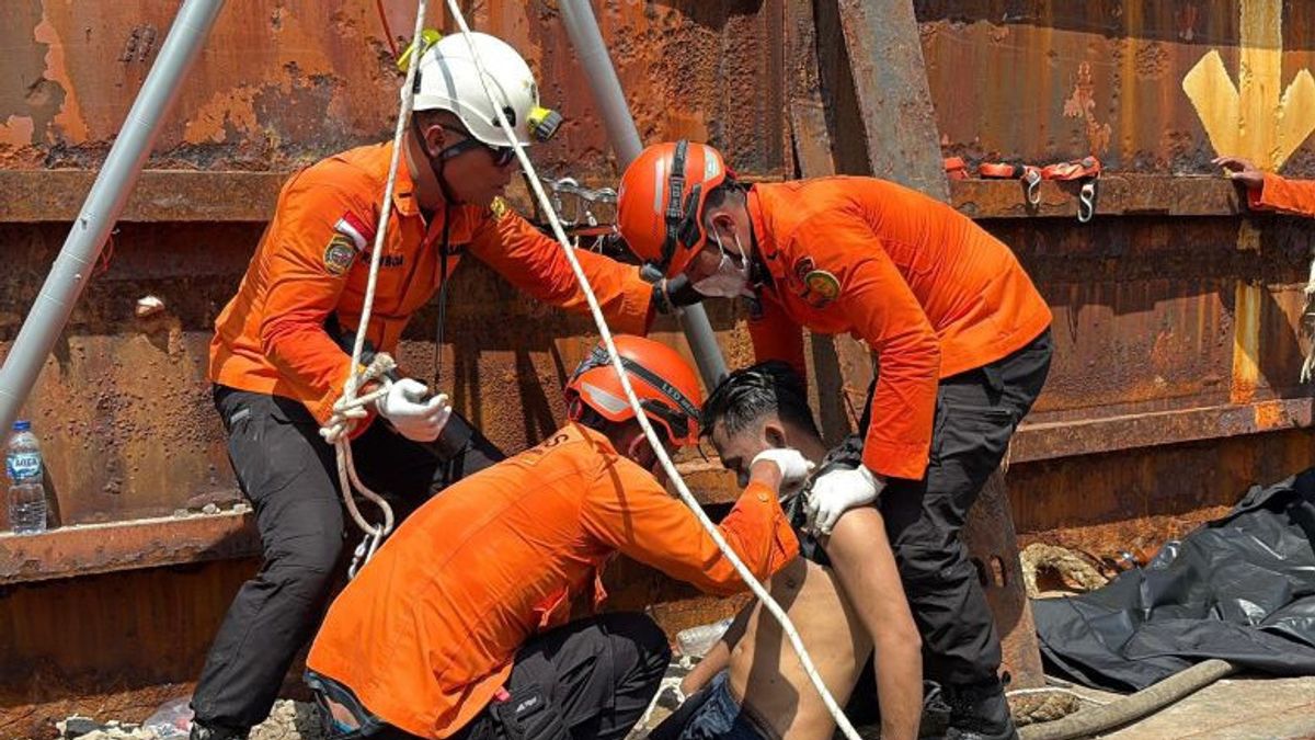 Tim SAR Jambi Evakuasi 3 Pekerja Keracunan dalam Kapal Tongkang