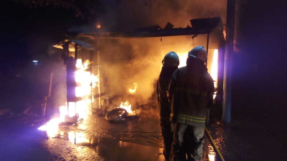 Un atelier de moto à Cilangkap Jaktim a pris feu, un incendie s’est propagé dans une bouteille d’essence