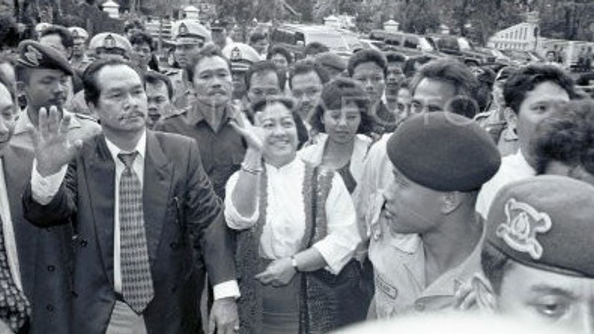 梅加瓦蒂·苏加诺普特里(Megawati Soekarnoputri),总统的儿子,他成为PDI的主席