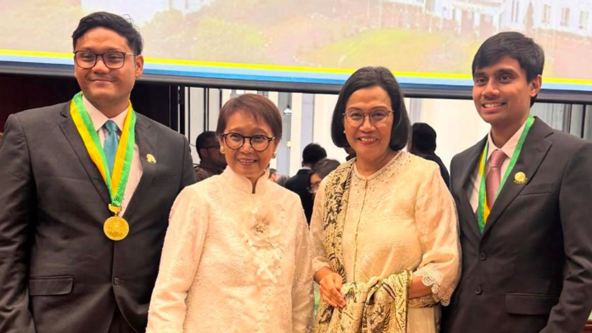 斯里·穆利亚尼(Sri Mulyani)与雷特诺·马苏迪(Retno Marsudi)的友谊故事,一起参加儿童毕业!