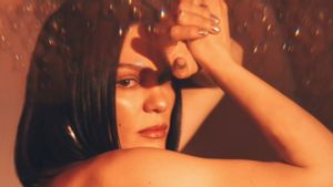 Harus Jalani Operasi Kanker Payudara, Jessie J Tunda Tur hingga Tahun Depan