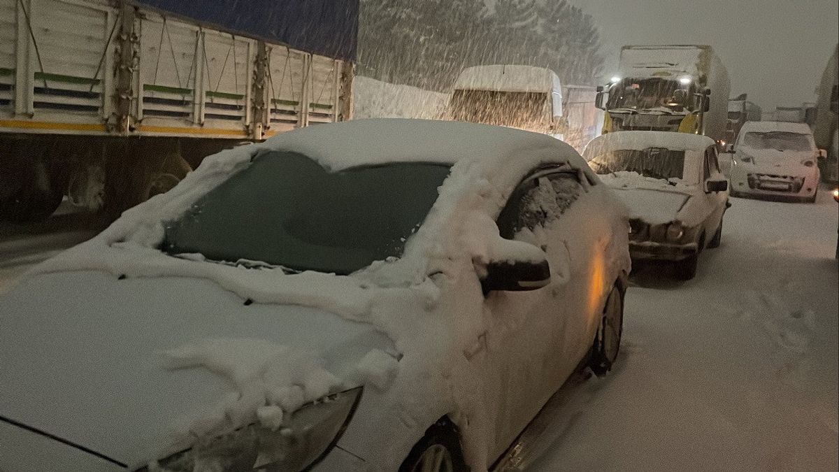  トルコのランダ吹雪:レスキューは高速道路に閉じ込められた1,780人を避難させ、気温マイナス3度
