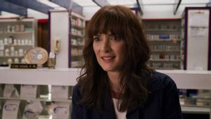 Winona Ryder Reuni dengan Jenna Ortega, Resmi Gabung “<i>Wednesday 3</i>”