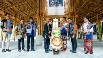 افتتاح منزل أم الأرض ، والمنسوجات من سومبا هي آلة اقتصادية ثقافية