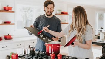 Mudah Dilakukan di Rumah, Ketahui 5 Teknik Memasak yang Paling Dasar