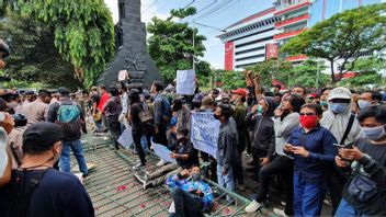 العمال والطلاب اختراق بوابات Jateng Dprd رفض قانون العمل حقوق الطبع والنشر