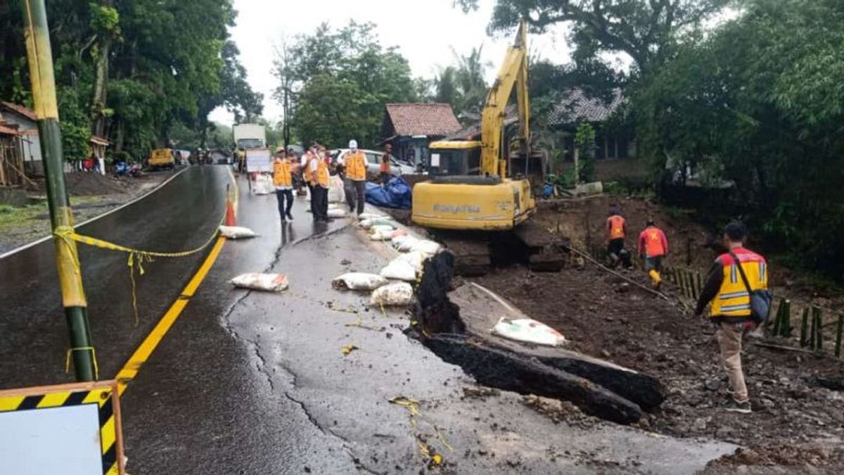 Jalan di Tomo Sumedang Ambles, Polisi Alihkan Arus Lalu Lintas Kendaraan Besar