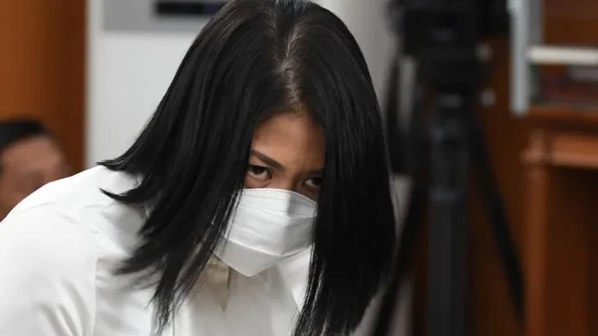 Denying Defendance, Prosecutor Asks Judge Putri Candrawati To 8 Years In Prison