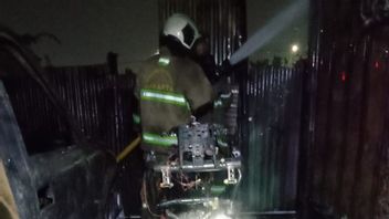 2 Kontainer, Mobil dan Motor Terbakar di Gudang Ujung Menteng Cakung