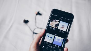 Spotify Launches COVID-19 Content Advisory Warning Label To More Podcasts