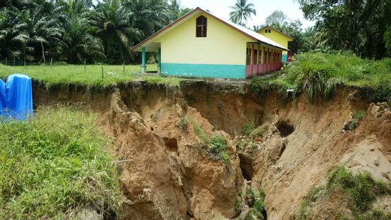 Coba Tengok, 3 Ruangan Kelas SD di Asahan Sumut Nyaris Ambruk ke Jurang karena Tanah Amblas