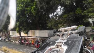 Pas de concentration, un conducteur de voitures BMW M4 heurté la route à Jaksel