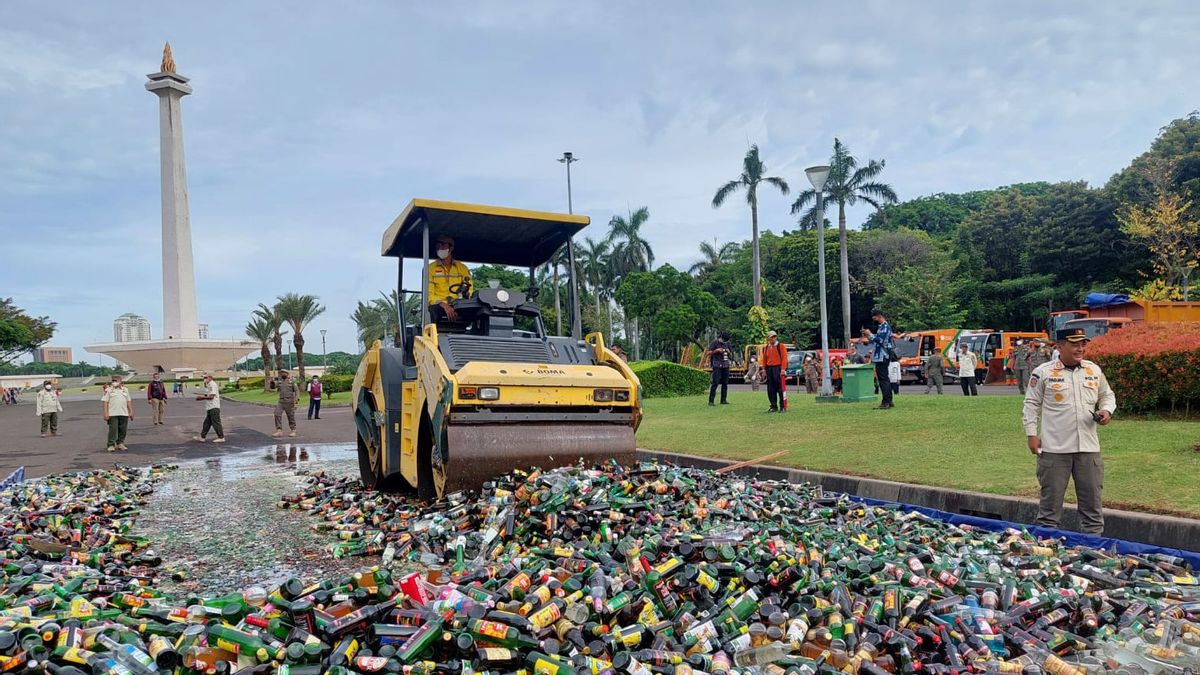 Di Monas, Pemprov DKI Hancurkan 14.447 Botol Minuman Beralkohol: Ada Merek Rajawali Hingga Orang Tua