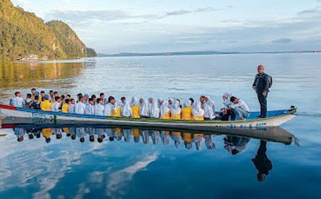 Perahu Sekolah dari PT SMI Mudahkan Akses Pendidikan di Indonesia