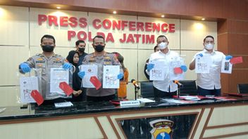 警方逮捕年轻女子阿里桑·博东老板，他在泗水欺骗了11亿印尼盾的受害者