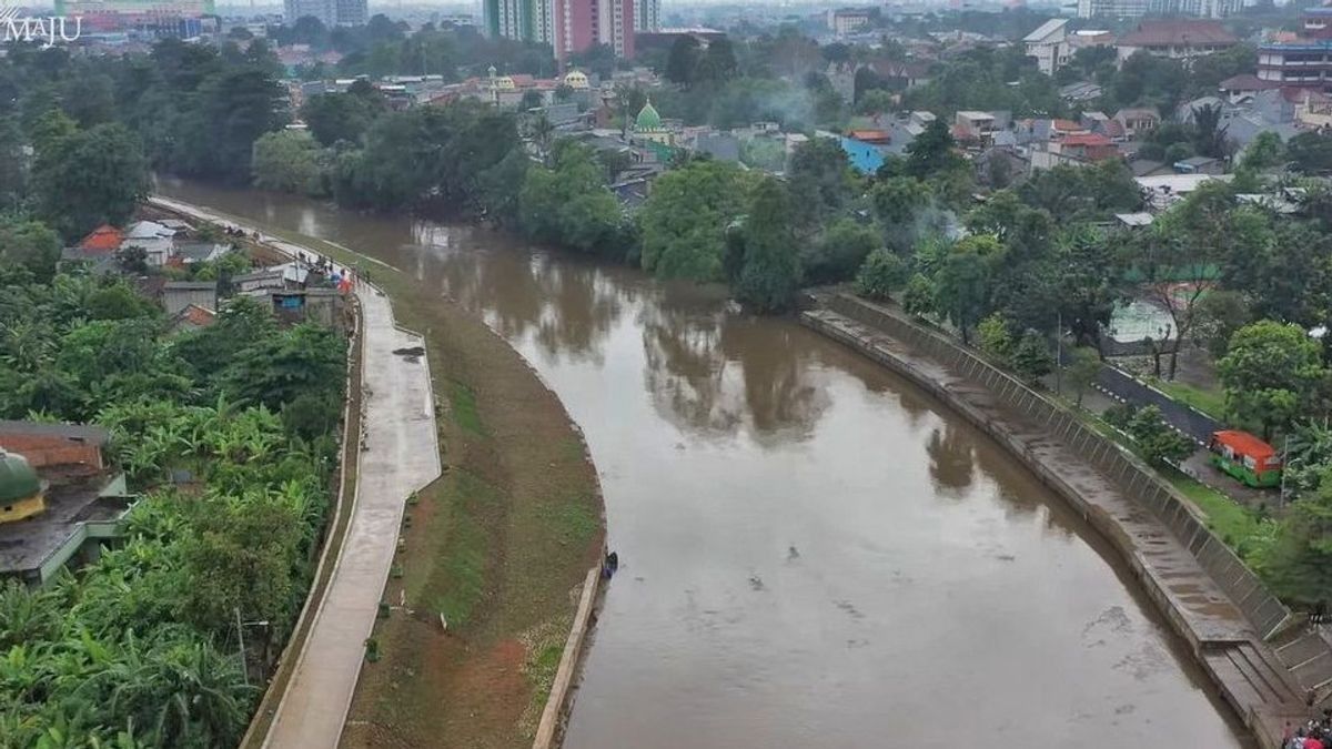 This Year, DKI Targets 1 Million Cubic Meters Mud Dredging In 49 Rivers To Reservoir