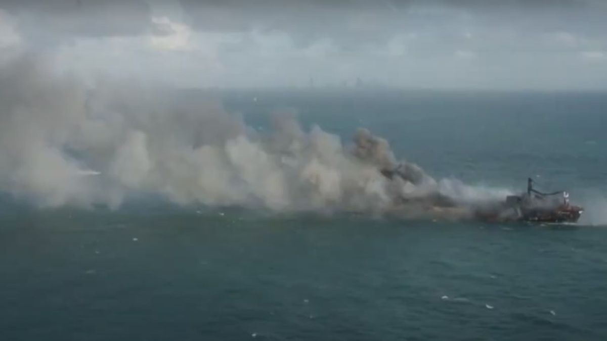 斯里兰卡的船舶火灾可以处理，它将如何影响充满有毒的海洋？