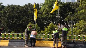Dianggap Ganggu Keindahan Kota, Ratusan Bendera Parpol di Jakpus Ditertibkan Satpol PP