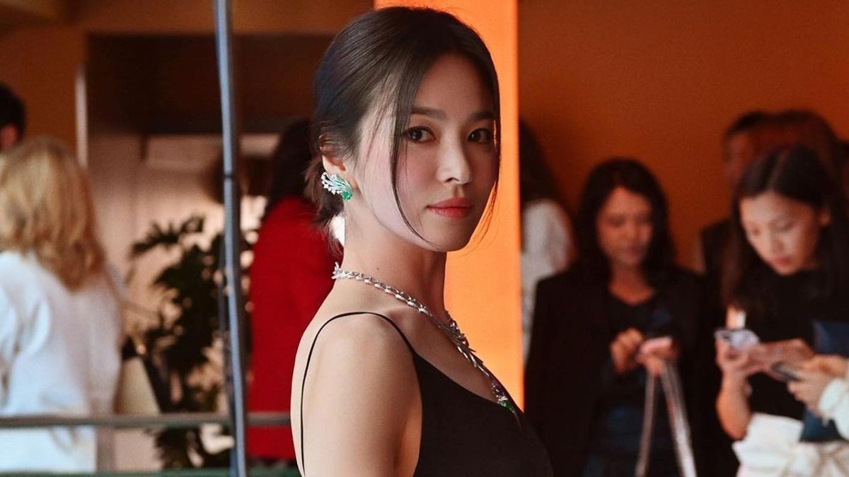 6 张 Song Hye Kyo 在巴黎参加活动时的肖像，优雅地穿着豪华的黑色连衣裙