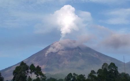 Gunung Semeru Keluarkan Letusan dan Guguran, Petugas Pos Pengamatan: Secara Visual Terlihat Jelas