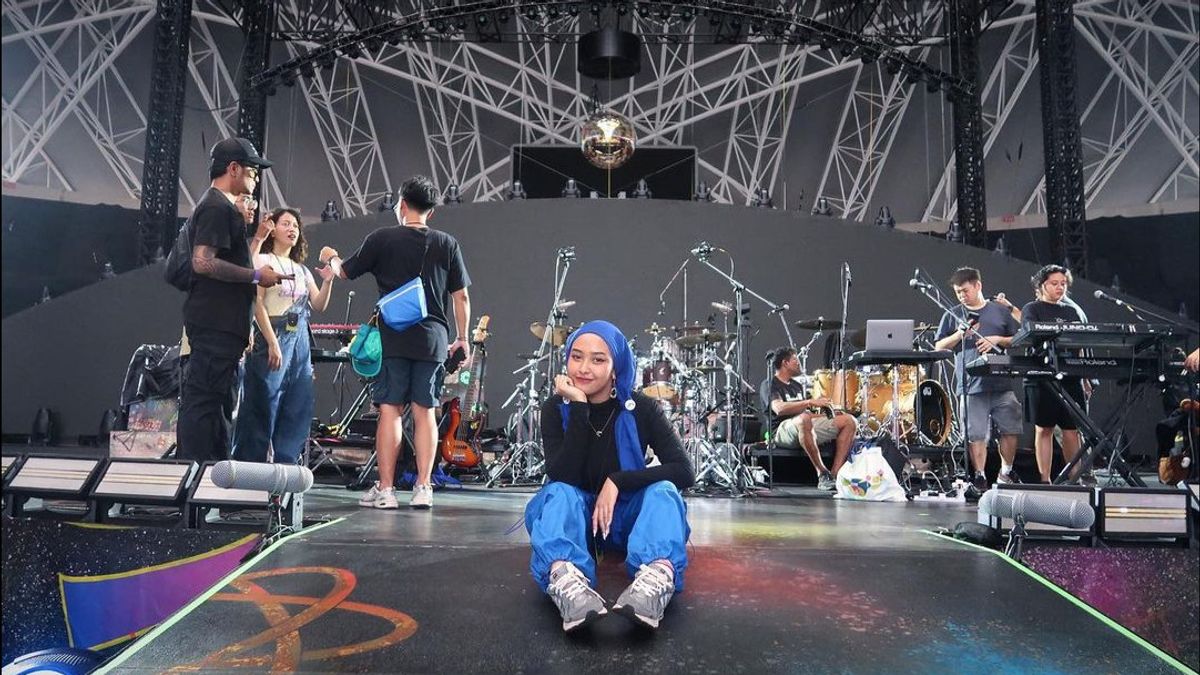 حفل Coldplay الافتتاحي في سنغافورة ، تم تشجيع جينان لاتيتيا من قبل الجمهور