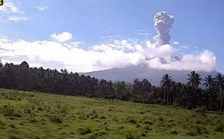 Gunung Ibu di Malut Erupsi, Lontaran Abu Setinggi 1,1 Kilometer